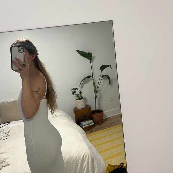 Elegant White Sleeveless Dress - Picture 2 of 3